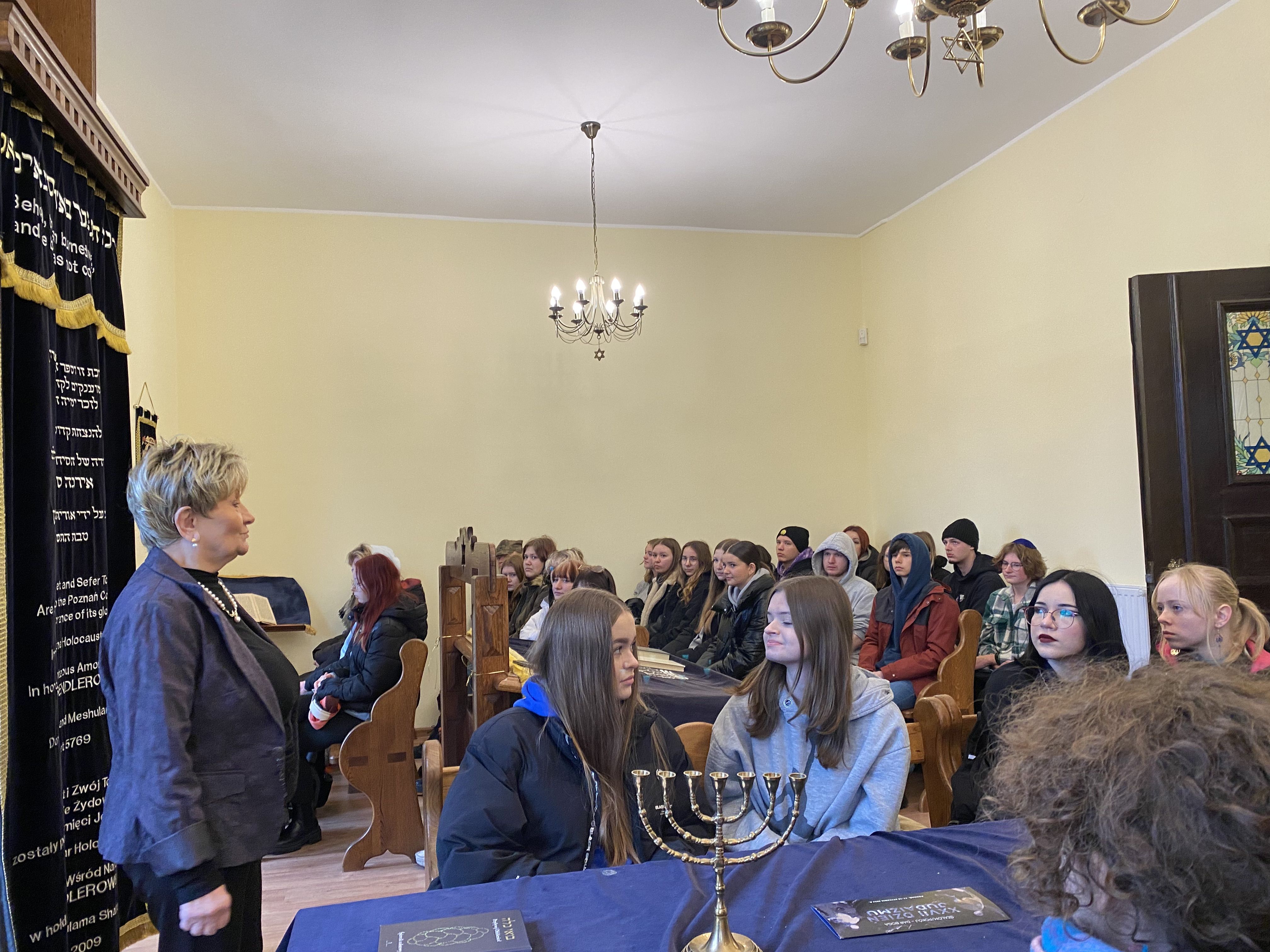 Młodzi badacze w siedzibie Gminy Wyznaniowej Żydowskiej w Poznaniu